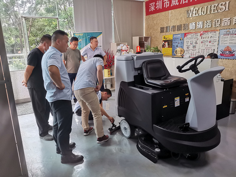 駕駛式掃地機.jpg