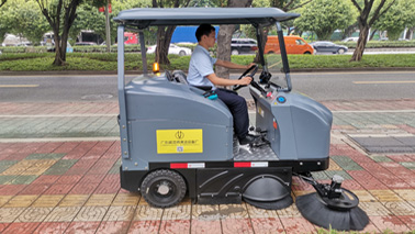 雨天可以使用駕駛式掃地車掃地嗎？
